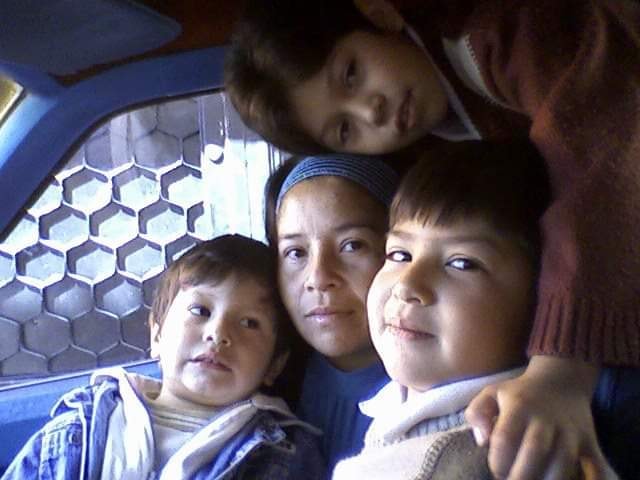 Mamá con sus hijos pequeños